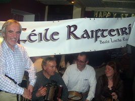 Meaitie Jó Shéamais Ó Fatharta ag seoladh ‘Féile Raifteirí’ le linn sheisiúin ceoil i mBaile Locha Riach le deireanas. Feictear Johnny Connolly, Ian Rafferty agus Nóirín Ní Ghrádaigh sa