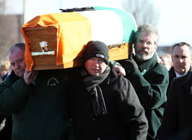 Gerry Adams carrying the coffin of Frank McGreevy