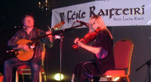 Manus agus Máiread: Bhí ceol draíochta á sheinnt ag Manus Lunny is Máiréad Ní Mhaonaigh le linn ceolchoirme ag Féile Raifteirí, pribhléid a bhí ann a bheith i láthair