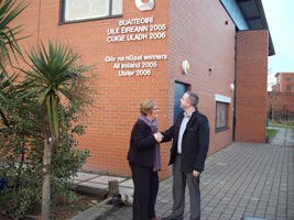 Nóra Welby, Bainisteoir Glór na nGael agus Pól Deeds (An Droichead) ag féachaint an bhfuil spás ar an bhalla do Duais 2009