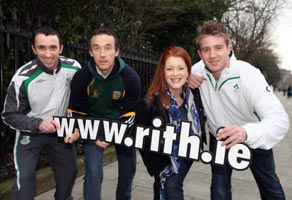 llie Cahill (Shamrock Rovers), Anthony Moyles (An Mhí), agus Luke Fitzgerald ó fhoireann Rugbaí na hÉireann, le Bláthnaid Ní Chofaigh ag seoladh Rith 2010