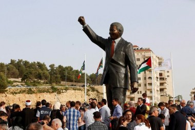 MANDELA STATUE