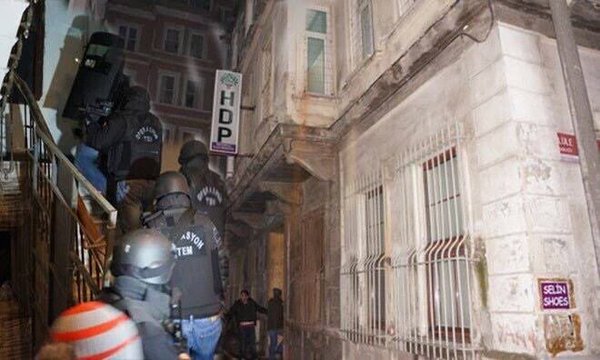Turkey – Turkish special police with armoured vehicles raid HDP party office in Beyoğlu (İstanbul) on 8 January
