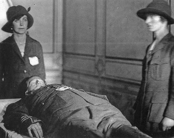 Cathal Brugha lies in state flanked by two members of Cumann na mBán