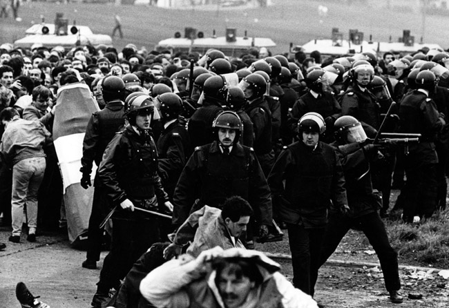 1987: The RUC attack the funerals of the two IRA Volunteers