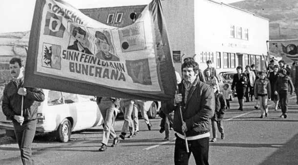 Volunteer Réamonn Mac Lochlainn (right) carries a banner at an anti-extradition demonstration in Buncrana in 1984