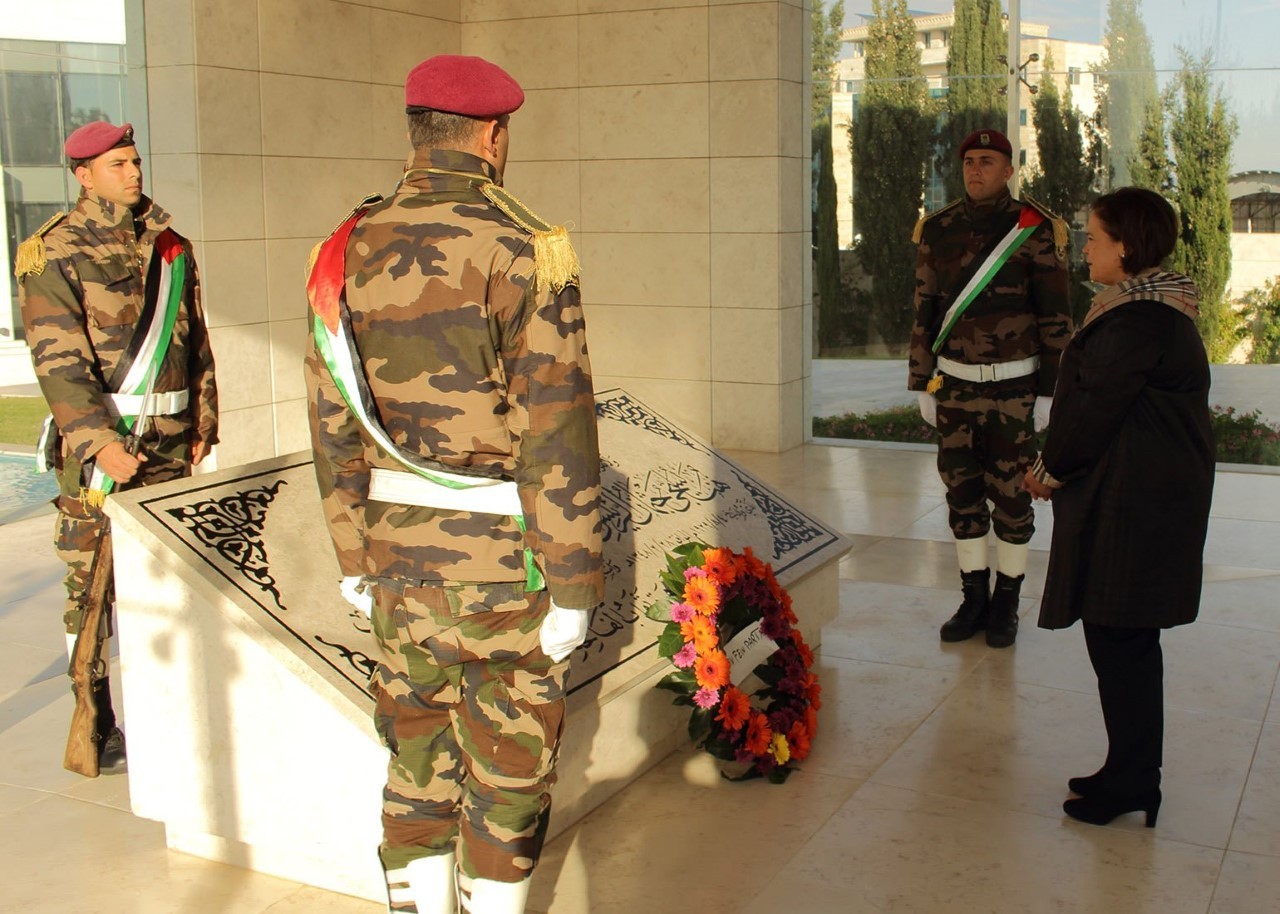 Mary Lou McDonald lays a wreath at the tomb of Yasser Arafat.