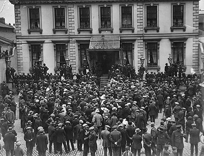 Crowds gather at the Mansion House for the Truce talks 8 July 1921 - 2