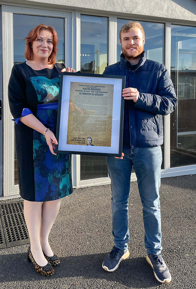 Louis O'Hara presenting a Liam Mellows Proclamation to Príomhoide of Coláiste an Eachréidh in Athenry