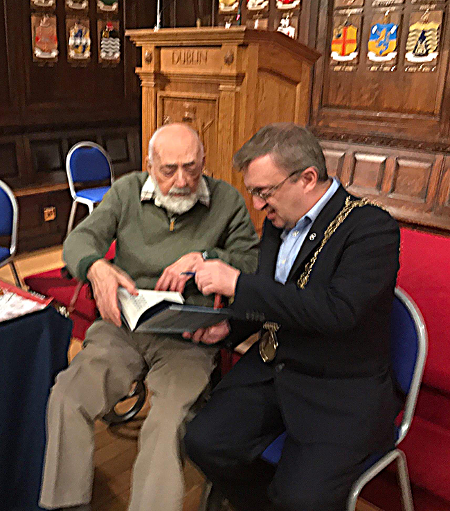 Thomas Kinsella, Freeman of Dublin, on his 90th birthday, hosted in the Mansion House by Ardmhéara Bhaile Átha Cliath Mícheál Mac Donncha.