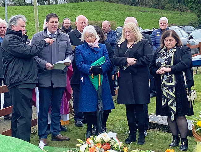 Matt Carthy TD delivers the graveside oration.