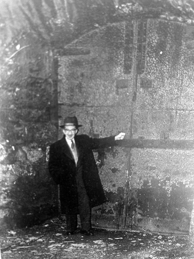Escaper Simon Donnelly shows where the bolt on the Kilmainham Gaol gate was cut with the bolt-cutters made by Michael Smyth