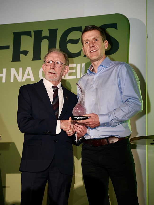Aitheantas do Fergus Ó hÍr ó Uachtarán an Chonartha Ciarán Mac Giolla Mhéin