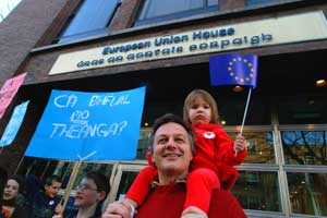 Niadh Ní Chasaide outside European Commission offices in Dublin with children delivering a Christmas card to Romano Prodi requesting that Irish be made an official EU language