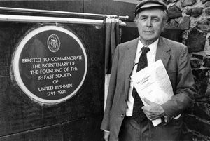 Former Irish Times editor Douglas Gageby is pictured unveiling a plaque to the United Irishmen at Clifton Street cemetery in Belfast in 1995
