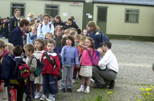 Páistí ar scoil/Children at school