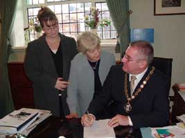 Sinn Féin's Joe O'Donnell with Kieran Milnes' mother Mary and sister Colleen in the Belfast Deputy Mayor's parlour