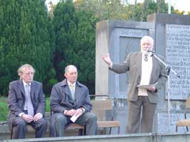 Derek Warfield gave the oration at Crossbarry. Also pictured are Seán Kelleher and Con O'Callaghan