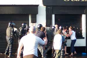 PSNI attack and corral nationalist residents in Ardoyne