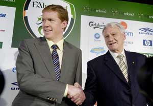 Steve Staunton agus Bobby Robinson