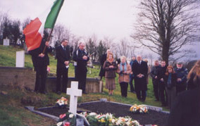 Graveside Tribute:  (L to R) Cllr. Seán Conlon, Barry Deeney, Thomas McSkeane (Piper), Cllr. Pádraigín Uí Mhurchadha, Bernadette O’Hagan and Caoimhghín Ó Caoláin TD