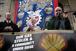 • Daithí Doolan, Michael O’Reilly and Mícheál Ó Seighin on the platform