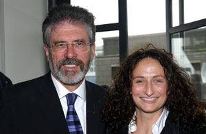 Iarrthóir Shinn Féin, Ciarraí Theas, Lynn Ní Bhaoighealláin agus Uachtarán Shinn Féin, Gearóid Mac Adaim. Faoi láthair, tá Bairbre de Brún FPE, Sinn Féin ag camchuairt t
