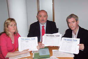 Gráinne Morahan, Caoimhghín Ó Caoláin TD and Francis Hopkins petition Health Minister Mary Harney at Leinster House