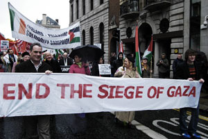 Sinn Féin TD Aengus Ó Snodaigh and Mary Lou McDonald MEP (with umbrella) at the head of last Saturday’s march in Dublin in solidarity with the Palestinian people