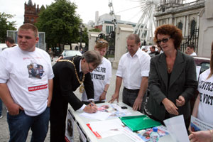 Signing a petition at Belfast City Hall last Monday in support of a campaign headed by the families of Harry Holland, John Mongan and Frank ‘Bap’ McGreevey all murdered recently by anti-community gangs in West Belfast. A rally demanded justice for people