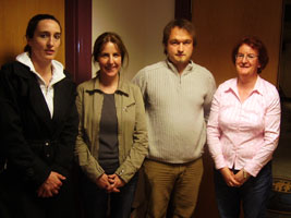 Monica Hynes, Ionad Oidhreachta na Gráige, Dr. Anita Donaghy, Birdwatch Ireland agus Tamás Péterváry, seandálaí ag caint. Margaret Loughnane, Oifigeach Oideachais an Chomhar Creidmheasa i gcuideachta leo