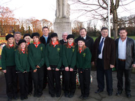 Arthur Morgan TD, Patsy O’Carroll, Councillor Tomás Sharkey, Cllr Pearse McGeough, Cllr Jim Loughran and Terry Myles chair of O’Carroll Tierney Cumann with members of the South Derry Martyrs Band at Ardee