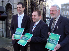 REPORT: Sinn Féin’s Pearse Doherty, Pádraig Mac Lochlainn and Martin Ferris at the gates of Leinster House