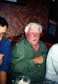 Eddie Keenan ag canadh ag Fleadh Cheoil na hÉireann in Inis Chorthaidh i 1999