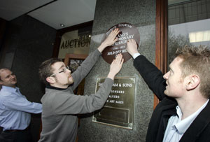 BID TO SAVE HISTORY: Oisín Ó Dubhláin and Ruadhán Mac Aodháin erect an imitation Dublin Tourism plaque at Adams Auctioneers: ‘Ireland’s revolutionary history 1798-1923 sold off here 2009’