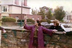 Cáit Uí Chadhain ag agóid ag RTÉ i mí Dheireadh Fomhair 1980