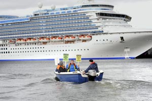 PROTEST: Dublin dockers Liffey blockade