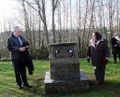 Paddy and Mary Love unveil the Memorial