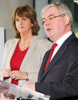 eoin-o-inside Joan Burton agus Eamon Gilmore